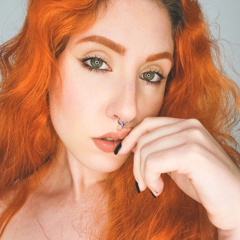 Stretch It Body Jewellery -Stretch It Body Jewellery amethyst purple jewelled trinity drop titanium bcr ball closure ring model shot 768x768 1