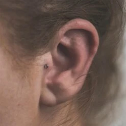 Bezel Set Pink Jewelled Titanium Threadless Top 8 Bezel Set Pink Jewelled Titanium Threadless Top -Stretch It Body Jewellery bezel set pink jewelled titanium threadless top model shot