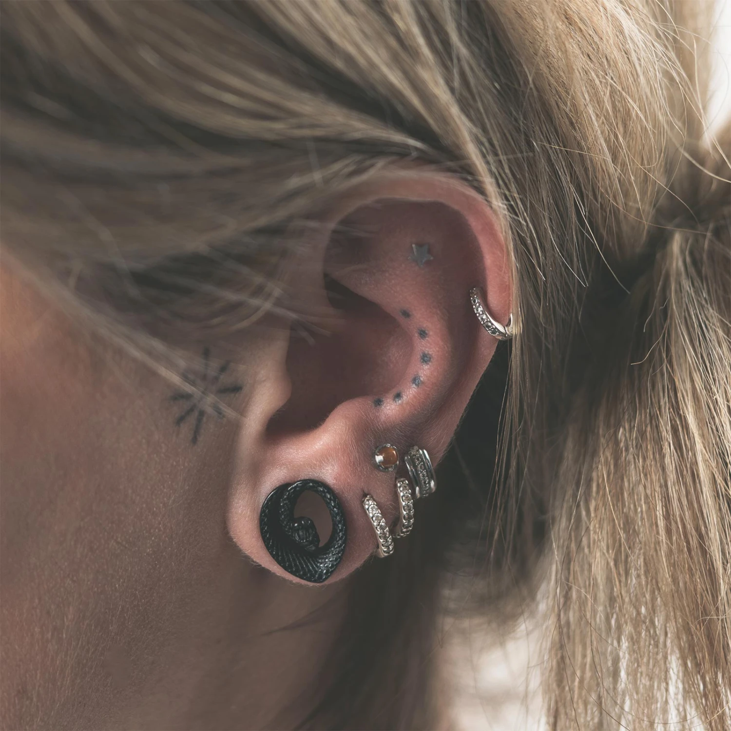 Coiled Snake Black PVD Teardrop Saddle Ear Weight 4 Coiled Snake Black PVD Teardrop Saddle Ear Weight - Image 2