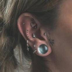 Cracked Silver Glass Double Flare Plug 8 Cracked Silver Glass Double Flare Plug -Stretch It Body Jewellery cracked silver glass double flare plug model shot