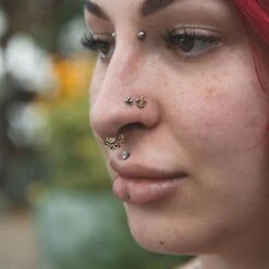 Curly Hearts Brass Seamless Septum Ring -Stretch It Body Jewellery curly hearts brass seamless septum ring model shot