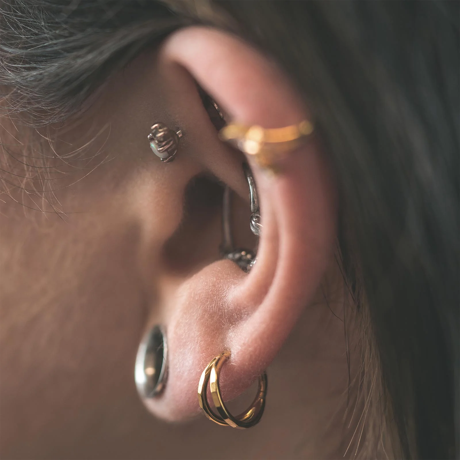 Stretch It Body Jewellery -Stretch It Body Jewellery double faceted hoop gold pvd titanium hinged segment ring model shot side shot 1