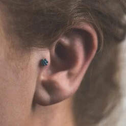 Flower Shape Aqua Bejewelled Titanium Threadless Top 8 Flower Shape Aqua Bejewelled Titanium Threadless Top -Stretch It Body Jewellery flower shape aqua bejewelled titanium threadless top model shot