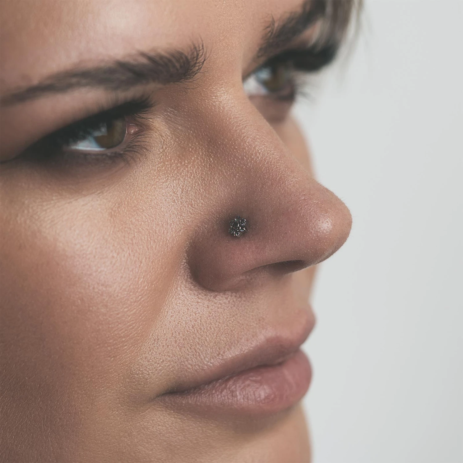 Flower Shape Vitrail Medium Bejewelled Titanium Threadless Top 5 Flower Shape Vitrail Medium Bejewelled Titanium Threadless Top - Image 3