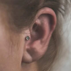 Hammered Disc 925 Silver Threadless Top -Stretch It Body Jewellery hammered disc 925 silver threadless top model shot