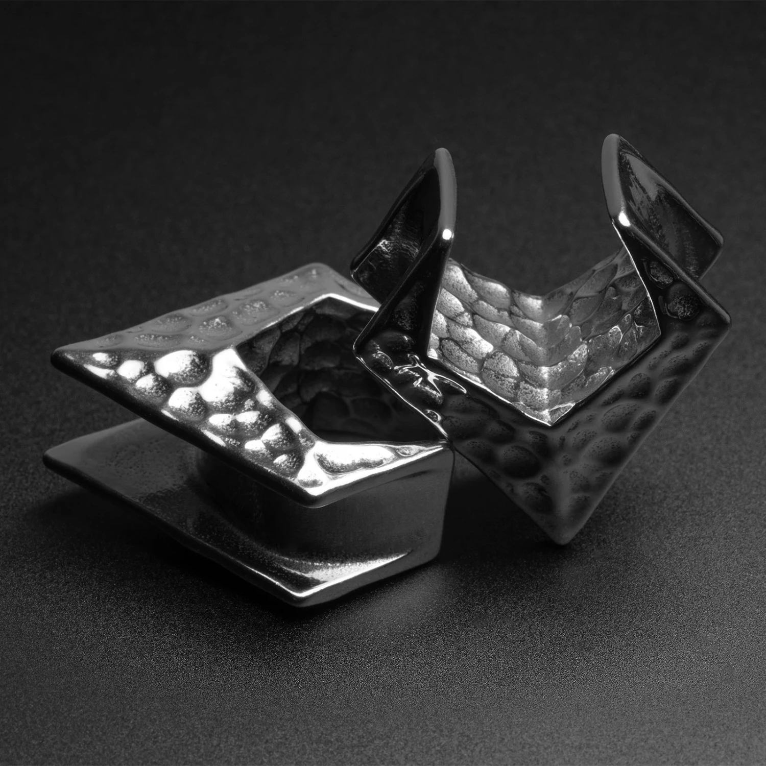 Hammered Pointed Hanger Surgical Steel Saddle Ear Weight 4 Hammered Pointed Hanger Surgical Steel Saddle Ear Weight - Image 2