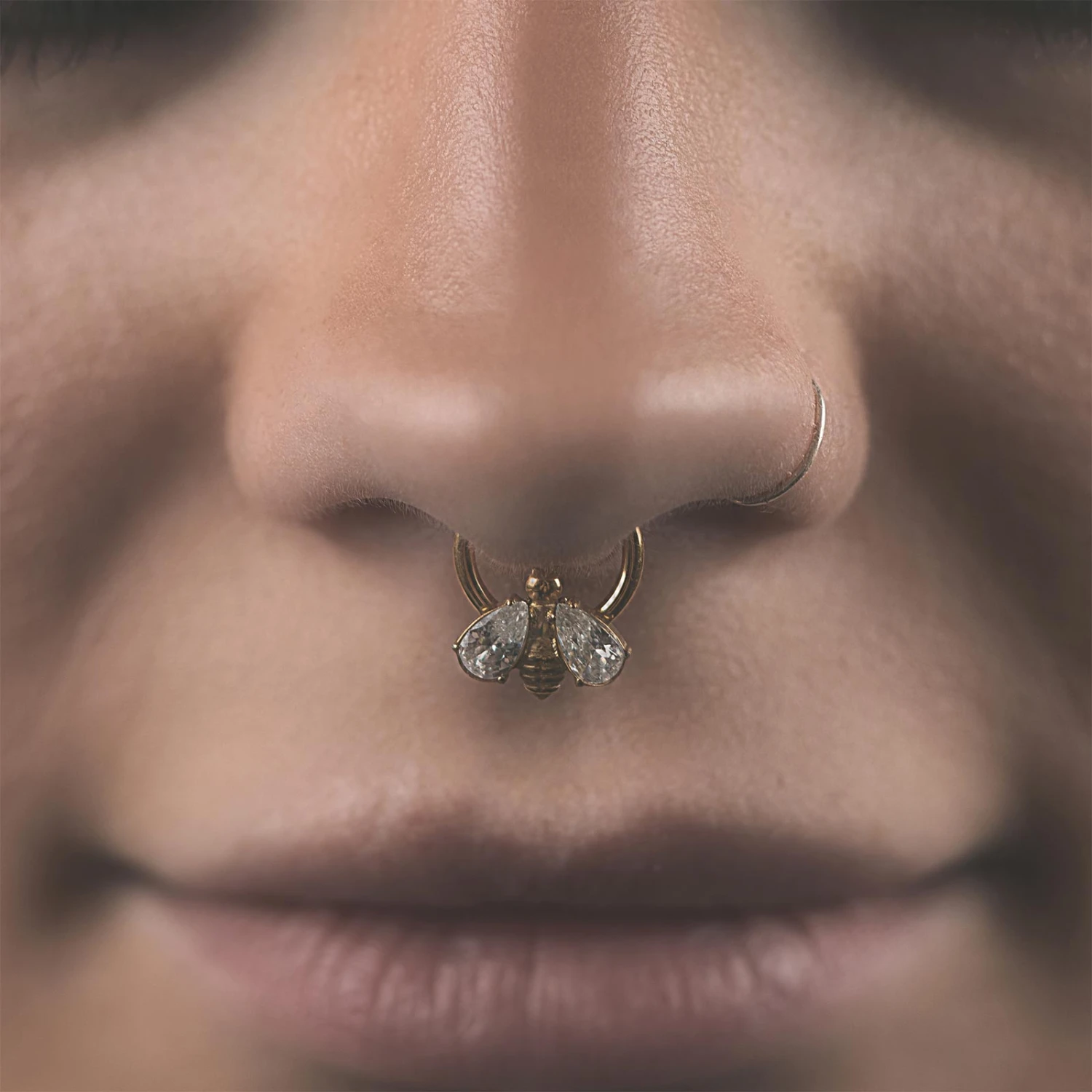 Jewelled Bumble Bee Gold PVD Titanium Septum Clicker 5 Jewelled Bumble Bee Gold PVD Titanium Septum Clicker - Image 3