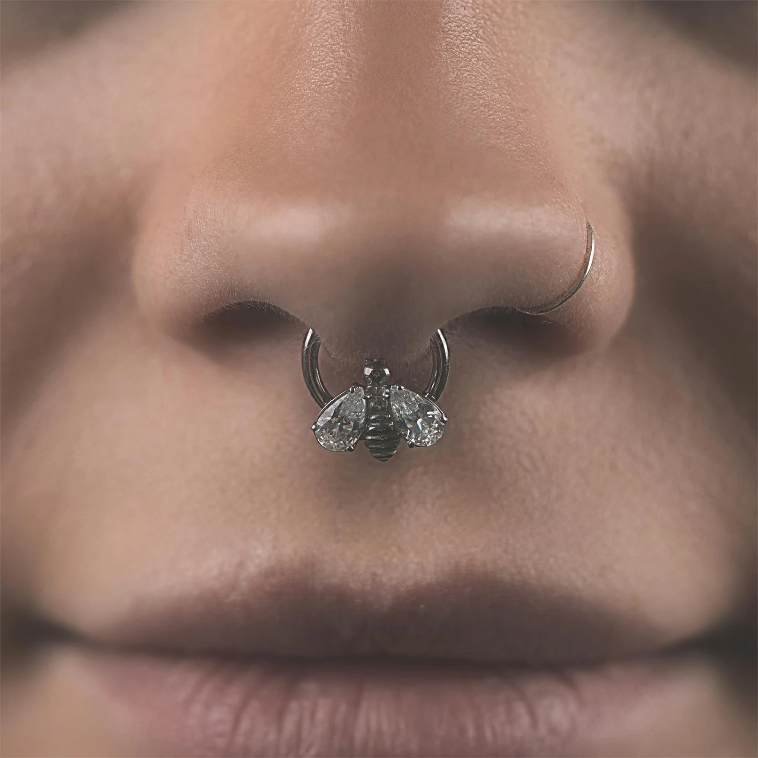 Jewelled Bumble Bee Titanium Septum Clicker 4 Jewelled Bumble Bee Titanium Septum Clicker - Image 2