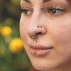 Jewelled Trinity Dot Titanium Septum Clicker Ring -Stretch It Body Jewellery jewelled trinity dot titanium septum clicker ring model shot
