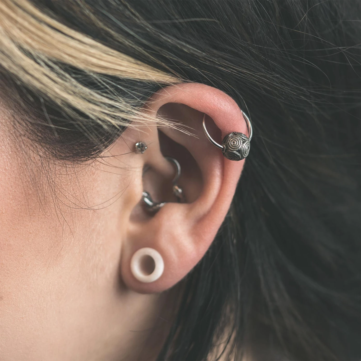 Repeating Circles White Brass & Surgical Steel BCR Ball Closure Ring 4 Repeating Circles White Brass & Surgical Steel BCR Ball Closure Ring - Image 2