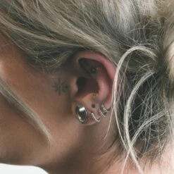 Saba Wood Flower Threadless Top -Stretch It Body Jewellery saba wood flower threadless top model shot