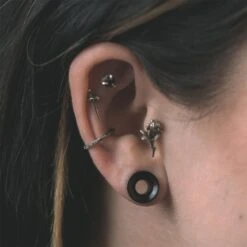 Sono Wood Concave Single Flare Tunnel 6 Sono Wood Concave Single Flare Tunnel -Stretch It Body Jewellery sono wood concave single flare tunnel model shot