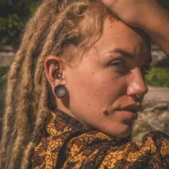 Sono Wood Double Flare Concave Plug -Stretch It Body Jewellery sono wood double flare concave plug model shot two