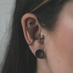 Sono Wood Single Flare Concave Plug -Stretch It Body Jewellery sono wood single flare concave plug model shot