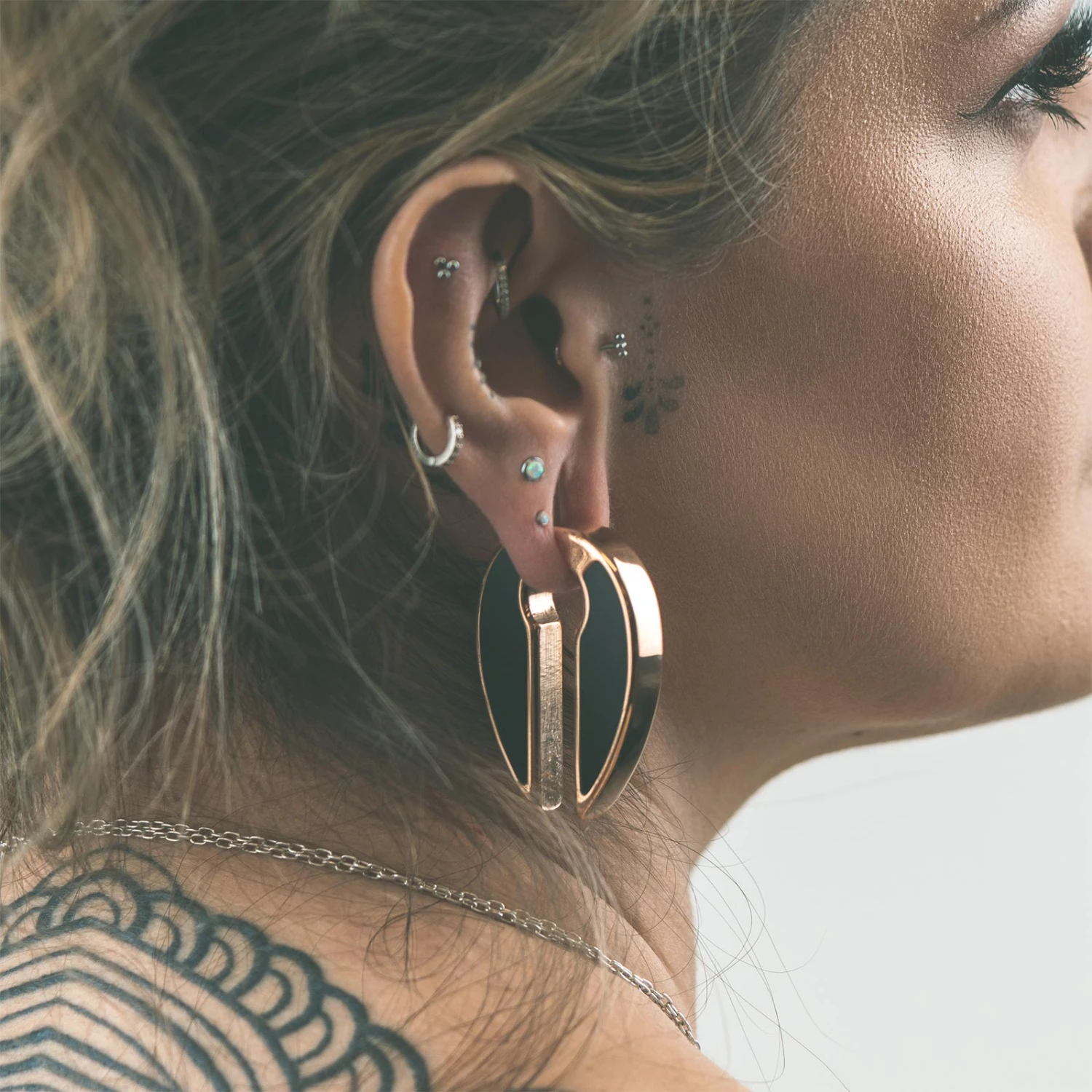 Stone Inlaid Keyhole & Rose Gold PVD Ear Weight 5 Stone Inlaid Keyhole & Rose Gold PVD Ear Weight - Image 3