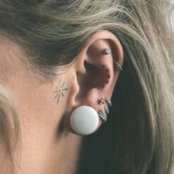 White Glass Single Flare Convex Plug 6 White Glass Single Flare Convex Plug -Stretch It Body Jewellery white pyrex glass single flare convex plug model shot